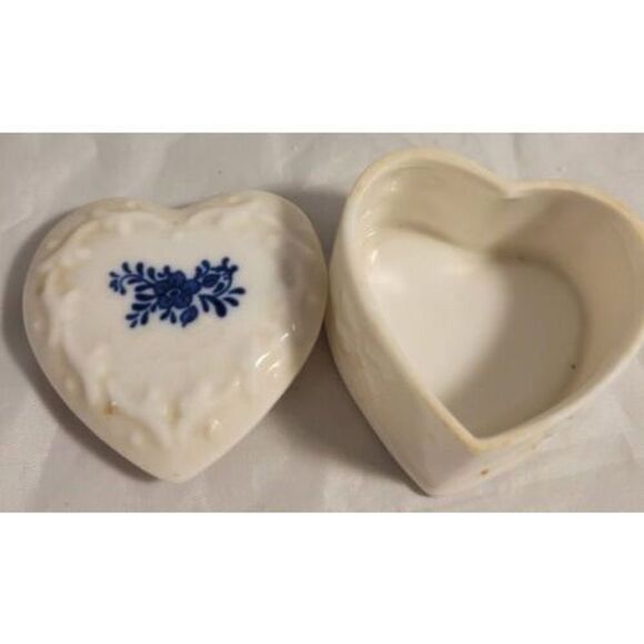 VTG Porcelain Ceramic Heart Shaped Blue and White Trinket Box / Ring Box - Picture 2 of 6